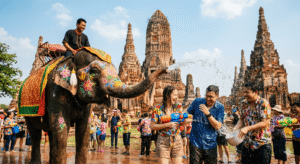 一張示意大城潑水節人象互動的圖片,背景則是著名的柴瓦塔那蘭寺,完美呈現了大城獨特的歷史節慶氛圍。